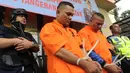 Polisi menunjukkan tersangka finalis Indonesian Idol 2008 Dede Richo saat rilis pengungkapan pencurian dengan pemberatan di Mapolsek Serpong, Tangsel (19/09). Dede memperagakan bagaimana cara memecahkan kaca mobil. (merdeka.com / Arie Basuki)