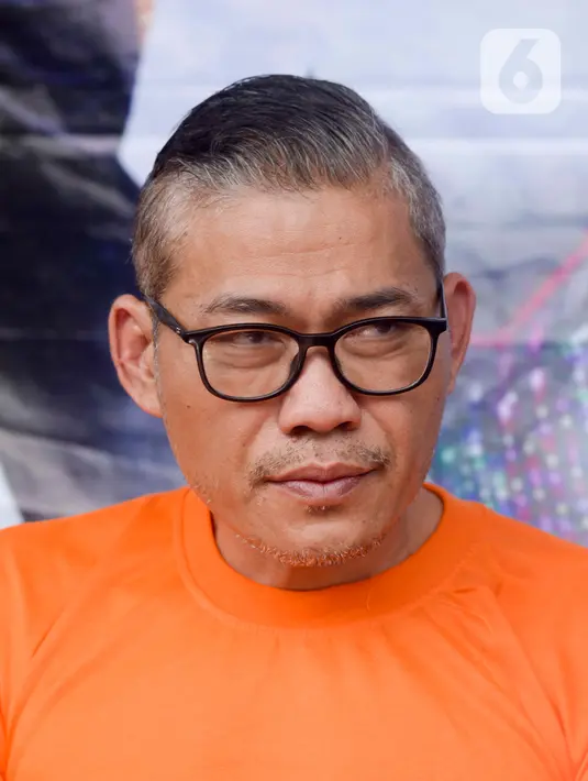Ekspresi pengemudi yang mendorong dan mencekik polisi saat hendak ditilang dekat Gerbang Tol Angke saat diamankan Polres Jakarta Barat, Sabtu (8/2/2020). Polisi menangkap pria berinisial TS tersebut setelah videonya mengajak duel polisi sempat viral di media sosial. (merdeka.com/Imam Buhori)