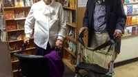 Tak ada kata terlambat di dalam cinta, buktinya, pasangan berumur 90 tahun ini. Foto: Goodhousekeeping.com