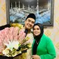 Ulang tahun Saipul Jamil pada 31 Juli sudah lewat. Namun, aliran kado masih hadir bertubi-tubi. Terbaru, ia dapat kado mobil mewah dari pacar, Neng Dessy. (Foto: Dok. Instagram @neng_dessy_)