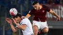 Pemain AS Roma, Kostas Manolas (kanan), duel dengan pemain Torino, Andrea Belotti, pada pertandingan Serie A di Stadion Olimpico, Roma, Kamis (21/4/2016) dini hari WIB. (AFP/Gabriel Bouys)