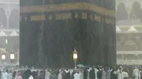 Hujan mengguyur Kabah di Masjidil Haram, Mekah, Arab Saudi. (Nativepakistan.com)