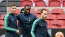 Bek Tottenham Hotspur, Jan Vertonghen dan Moussa Sissoko melihat gelandang Christian Eriksen mengontrol bola selama latihan tim di Amsterdam, Belanda  (7/5/2019). Pada leg pertama Tottenham takluk 0-1 atas Ajax di Tottenham Hotspur Stadium. (AFP Photo/Emmanuel Dunand)