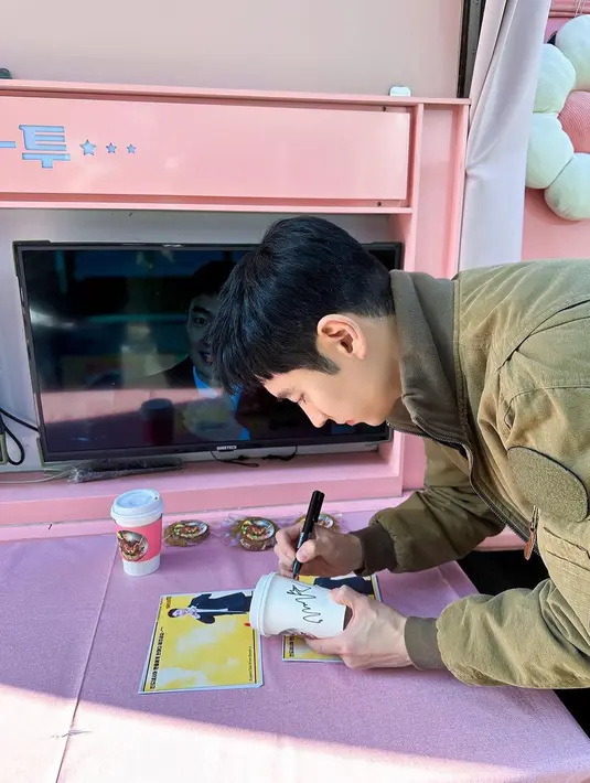 Lee Je Hoon menandatangani gelas kopinya. [Foto: Instagram/ leejehoon_official]