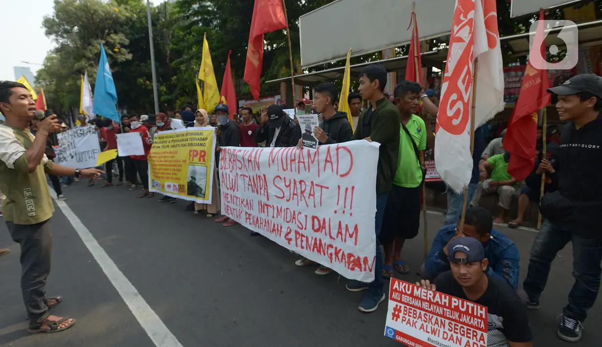 Massa nelayan tradisional teluk Jakarta melakukan aksi di depan Polda Metro Jaya, Jakarta, Rabu (4/12/2019). Aksi ini menuntut kepolisian membebaskan dua orang rekan mereka yang di tahan terkait laporan PT Kukuh Mandiri Lestari atas pemberhentian kapal tongkang Batu Merah. (merdeka.com/Imam Buhori)