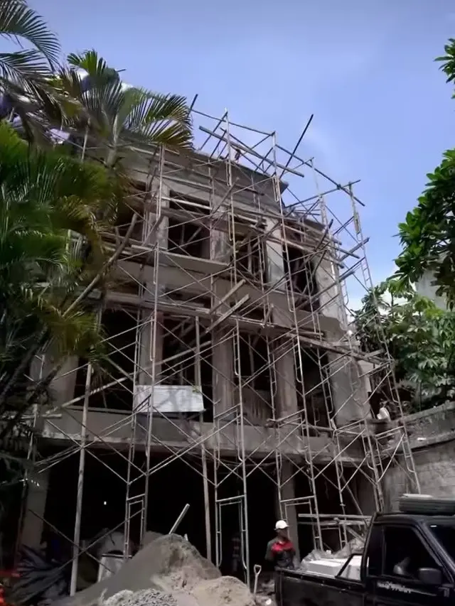 Irwansyah bangun garasi mobil Raffi Ahmad dan Nagita Slavina. [Foto: Instagram/irwansyah_15]