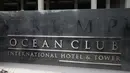 Logo 'Trump' dicopot dari papan hotel Ocean Club International Hotel and Tower di Panama, Senin (5/3). Keputusan bermula dari gugatan pemilik mayoritas hotel itu, yang telah berjuang mendapatkan kembali kendali atas properti tersebut. (AP/Arnulfo Franco)