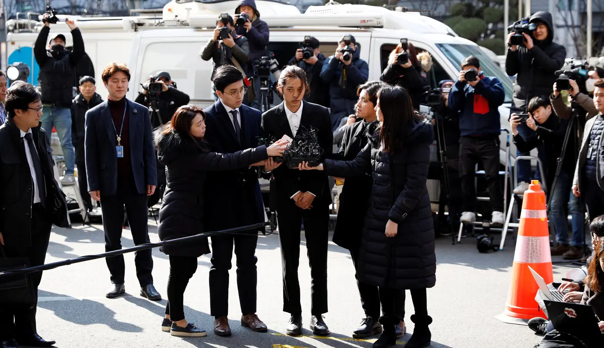 Jung Joon Young tiba untuk menjalani pemeriksaan di Kantor Polisi Metro Seoul, Kamis (14/3). Tidak hanya sebagai tersangka pelecehan seksual, Jung Joon Young juga akan diperiksa apakah dirinya menggunakan narkoba atau tidak. (REUTERS/Kim Hong-Ji)