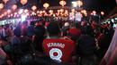 Suporter mengenakan jersey bintang Liverpool, Steven Gerrard saat menyaksikan acara nobar Liga Premier Inggris antara Liverpool vs Manchester United di Mall Sumarecon Bekasi, Jawa Barat, Minggu (17/1/2016). (Bola.com/Nicklas Hanoatubun)