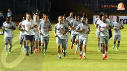 Dirk kuyt memimpin rekan setimnya untuk berlari lari kecil (Liputan6.com/Helmi Fithriansyah)