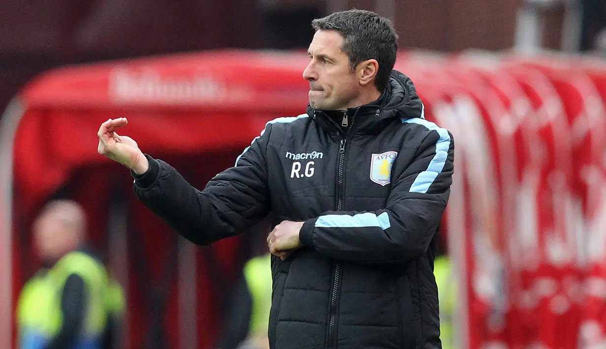 Remi Garde. Pelatih asal Prancis berusia 56 tahun yang sejak Agustus 2019 berstatus tanpa klub usai meninggalkan Montreal Impact ini tercatat pernah manakhodai Aston Villa mulai 2 November 2015 hingga 29 Maret 2016. Ia menggantikan posisi Tim Sherwood yang dipecat pada Oktober 2015. Bersama Aston Villa ia total memimpin tim dalam 23 laga di semua ajang dengan hasil hanya 3 kali menang, 7 imbang dan 13 kali kalah. (AFP/Lindsey Parnaby)