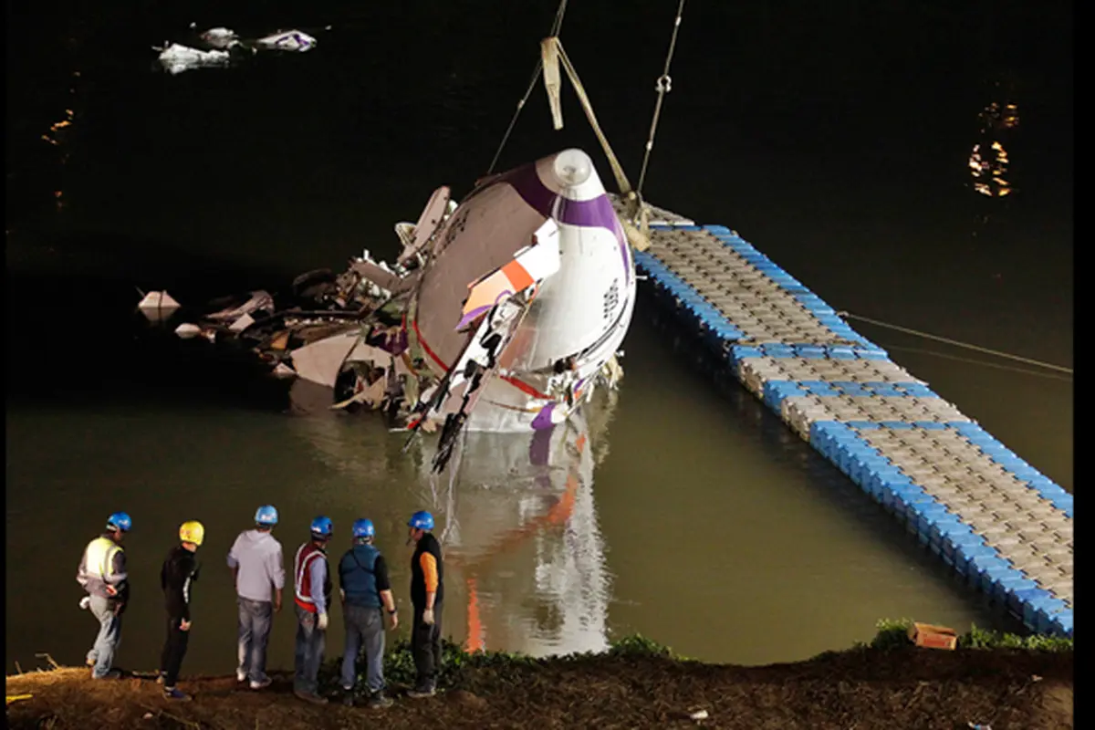 Proses Pengangkatan Badan Pesawat TransAsia di Sungai Taipe