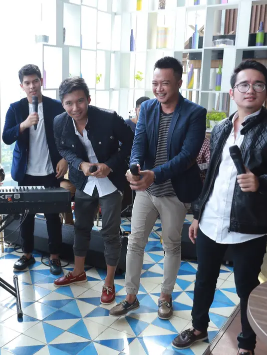 Selama ini, yang ia tahu dari Arsy ingin seperti dirinya, piawai bermain alat musik. Hal yang sama juga terjadi pada Nadhira Tiara. Anak bungsunya mempelajari main biola. (Galih W. Satria/Bintang.com)