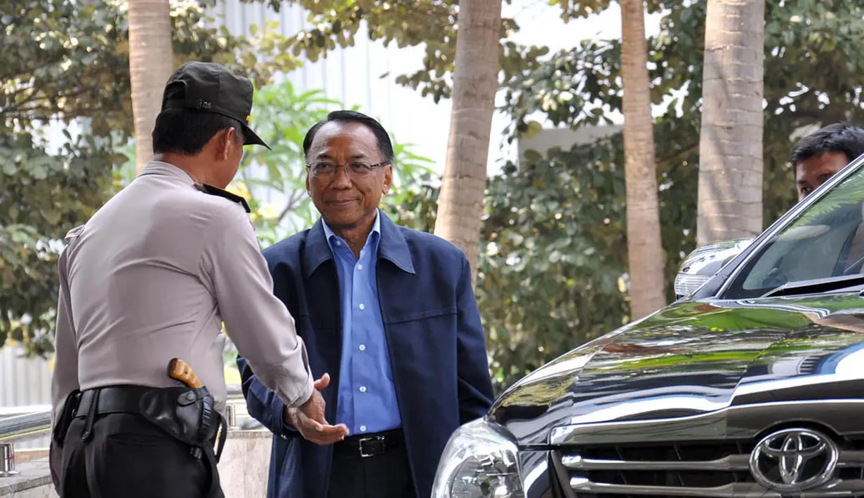Jero Wacik diperiksa sebagai tersangka kasus dugaan korupsi dengan pemerasan untuk peningkatan dana operasional menteri (DOM) di Kementerian ESDM, Jakarta, (9/10/14).(Liputan6.com/Miftahul Hayat) 