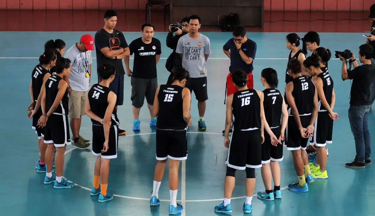 Jelang berlaga di Sea Games 2015 Singapura, Tim Basket Putri Indonesia memantapkan pola latihan di Hall A Senayan Jakarta, Sabtu (23/5/2015). Tampak tim basket putri Indonesia melakukan evaluasi usai berlatih. (Liputan6.com/Helmi Fithriansyah)