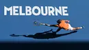 Petenis Spanyol, Rafael Nadal berusaha mengembalikan bola saat melawan petenis Inggris, Jack Draper pada laga tunggal putra Australia Open 2023 di Melbourne, Australia, 16 Januari 2023. (AFP/Manan Vatsyayana)