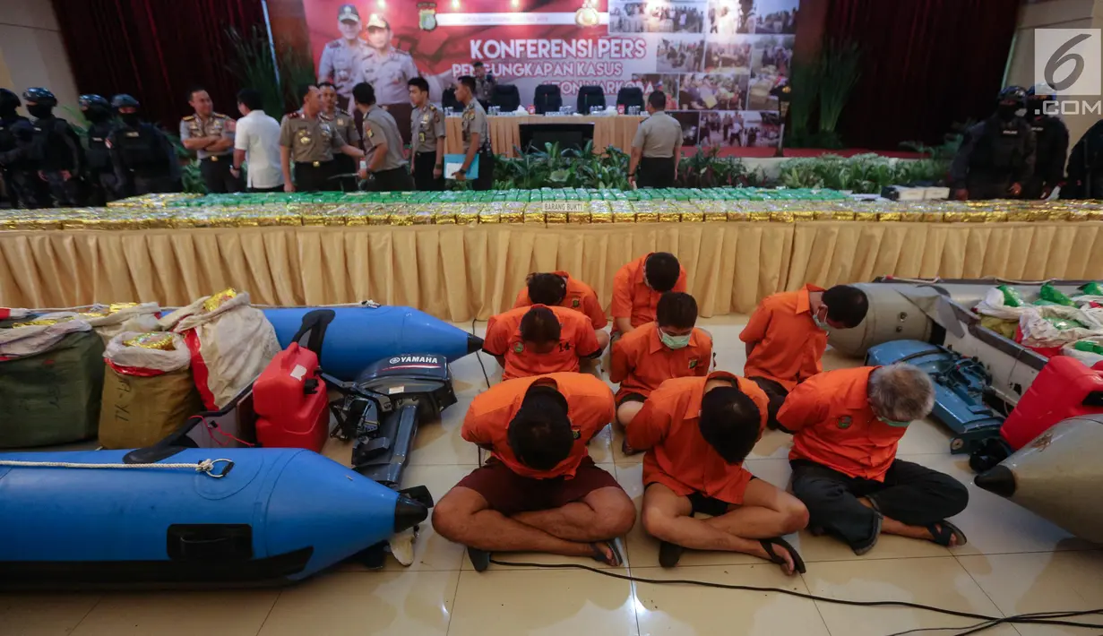 Sejumlah tersangka dan barang bukti 1 Ton narkoba jenis sabu saat rilis di Polda Metro Jaya, Kamis (20/7). Polisi yang bekerja sama dengan BNN dan Bea Cukai berhasil menggagalkan penyelundupan 1 Ton sabu asal Taiwan di Banten. (Liputan6.com/Faizal Fanani)