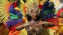 Seorang wanita mengenakan kostum berwarna-warni tampil dalam dalam Karnaval Notting Hill di London (28/8). Acara ini digelar setiap tahun dan sudah diadakan sejak tahun 1966. (AP Photo / Tim Irlandia)