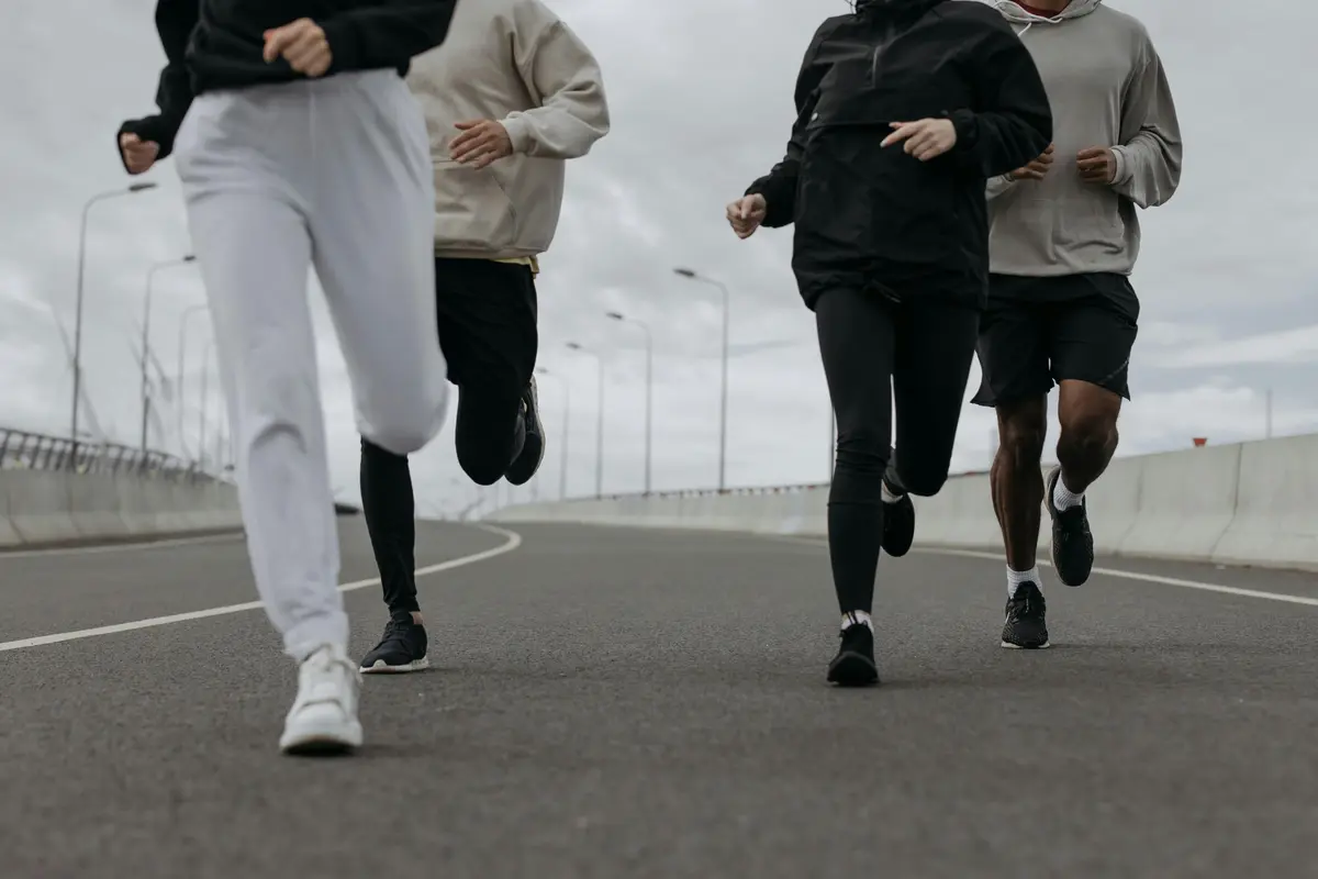 Beberapa orang sedang jogging