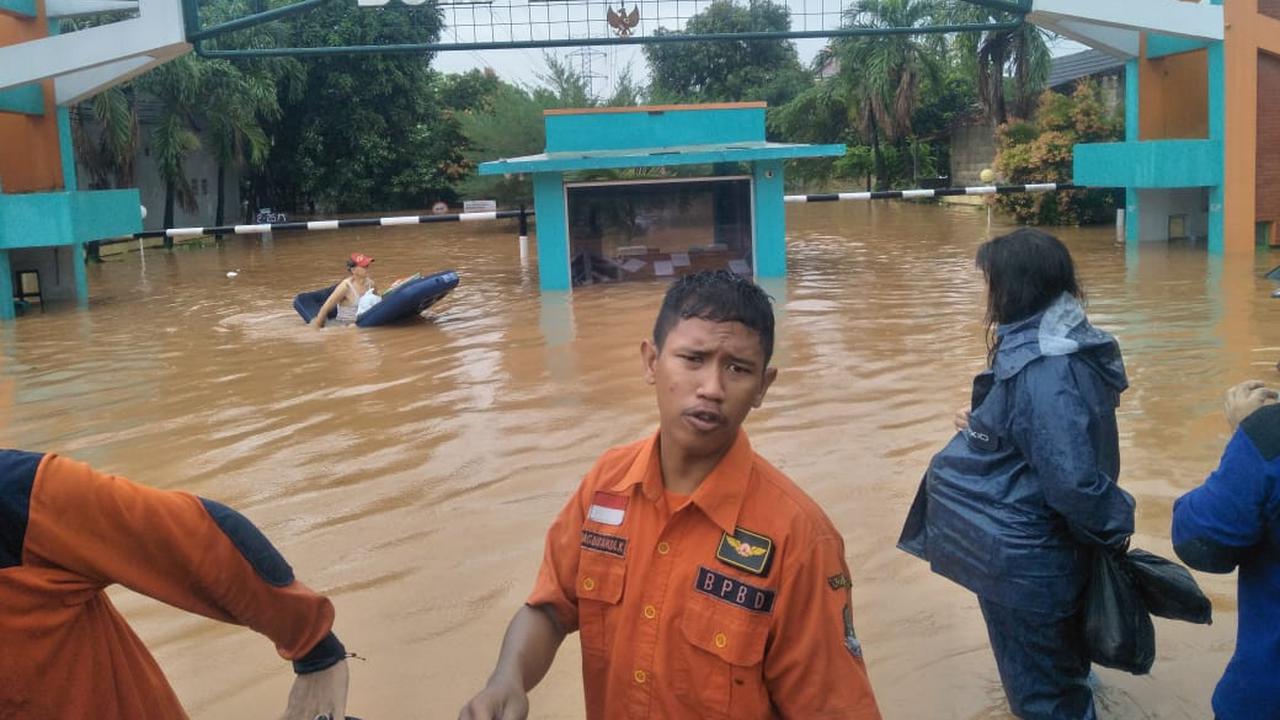 Banjir mengepung Perumahan Bumi Nasio Indah, Kota Bekasi. Petugas BPBD mengevakuasi warga di perumahan yang menjadi langganan banjir setiap tahunnya. Foto: Istimewa