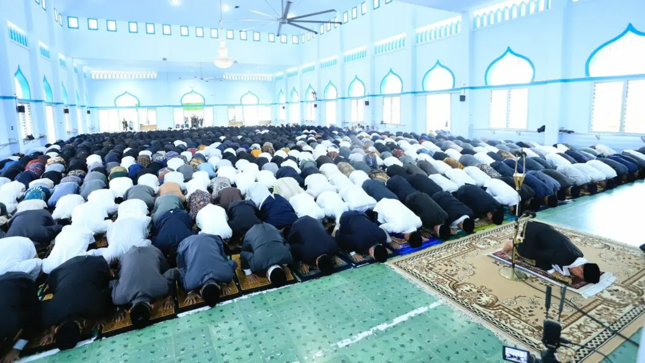 Ribuan santri dan pengurus Pondok Gontor melakukan sujud sukur menyambut 1 abad pondok tersebut. (Foto: gontor.ac.id)