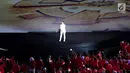 Pedangdut, Via Vallen membawakan  lagu "Meraih Bintang" pada pembukaan Asian Games 2018 di Stadion Gelora Bung Karno, Jakarta, Sabtu (18/8). Dengan mengenakan busana serba putih,  Via Vallen menghipnotis penonton di GBK. (Liputan6.com/ Fery Pradolo)