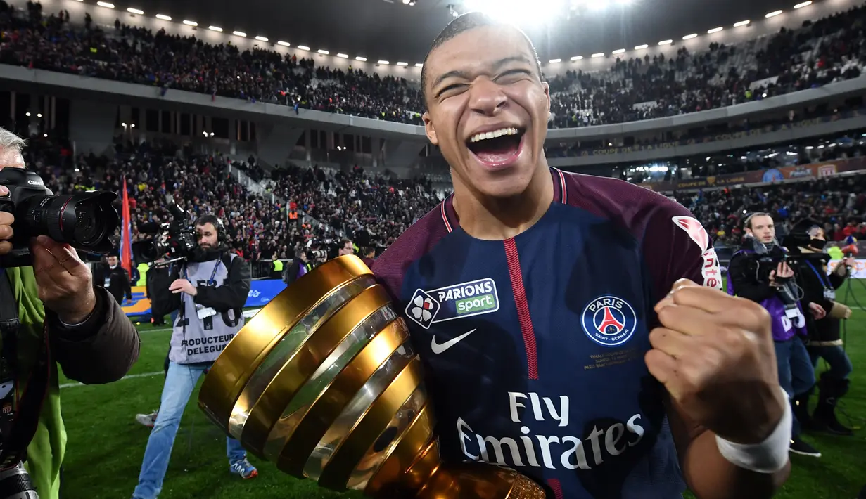 Senyum bahagia Kylian Mbappe saat timnya meraih Coupe De La Ligue di Stade Matmut Atlantique, Bordeaux, Sabtu (31/3/2018) waktu setempat. PSG menang 3-0. (AFP/Franck Fife)