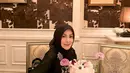 Keakraban dan kebahagiaan yang terpancar dalam perayaan ini menjadi bukti eratnya hubungan keluarga mereka. Sosok Linda yang tetap mempesona di usianya kini pun tak lepas dari perhatian. Tak heran jika ibu tiga anak ini kerap disebut memiliki pesona awet muda yang membuatnya tetap bersinar di setiap momen berharga. (Liputan6.com/IG/@linda_darmawan03)
