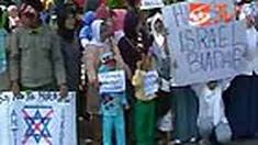 Penyerangan tentata Israel terhadap iring-iringan kapal bantuan kemanusiaan terus menuai kecaman. Di Surabaya, Jatim, ratusan anggota Komunitas Elemen Islam mengutuk kebrutalan tentara Israel tersebut. 