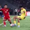 Bek Timnas Indonesia U-23, Alfharezzi Buffon mencoba menahan pegerakan pemain Timnas Malaysia U-23 dalam laga Grup A Piala AFF U-23 2025 di Stadion Utama Gelora Bung Karno Jakarta, Senin (21/7/2025). (Bola.com/Abdul Aziz).