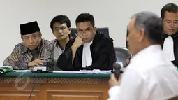 Waryono Karno mendengarkan keterangan saksi dalam sidang lanjutan di Pengadilan Tipikor, Jakarta, Rabu (3/6/2015). Empat orang saksi dihadirkan diantaranya Dirjen Energi Baru dan Terbarukan Kementerian ESDM Rida Mulyana. (Liputan6.com/Helmi Afandi)
