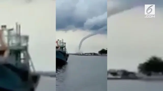 Seorang warga Cirebon mengabadikan momen angin tornado yang terjadi kemarin.