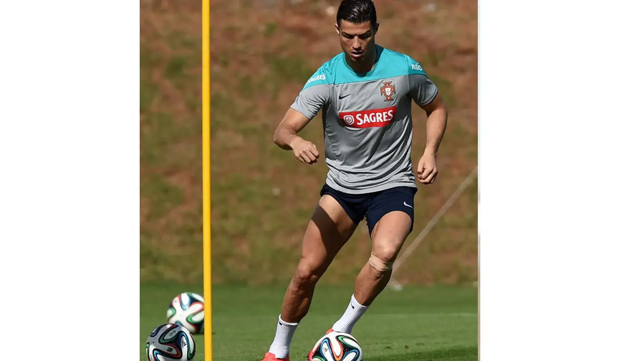 Bintang Timnas Portugal, Cristiano Ronaldo terlihat berlatih melewati halang rintang di Campinas, Brasil, (14/6/2014). (REUTERS/Francisco Leong)