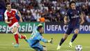 Striker PSG, Edinson Cavani, berusaha melewati kiper Arsenal, David Ospina, pada laga Liga Champions di Stadion Parc des Princes, Paris, Prancis, Rabu (14/9/2016). Kedua tim bermain imbang 1-1. (EPA/Etienne Laurent)