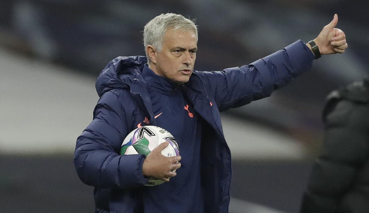 Jose Mourinho bahkan pernah berkata jika Ruben Dias merupakan bek terbaik saat ini, saat dirinya menjadi arsitek The Blues. Ia menambahkan bahwa langkah Ruben ke Liga Inggris akan memberikannya pengetahuan dan pengalaman yang berberda mengenai sisi kompetitif. (Foto: AFP/djasjdsakdjskajdksjakdj)