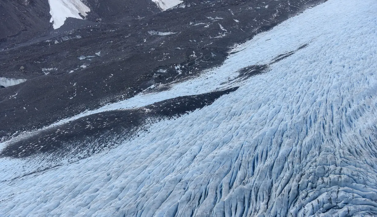Gletser Tasman di Taman Nasional Aoraki/Mount Cook di Pulau Selatan, Selandia Baru pada 13 Juli 2020. Taman Nasional Aoraki/Mount Cook terdiri dari 19 puncak yang berada di ketinggian setidaknya 3.000 meter di atas permukaan laut, Gletser Tasman, serta banyak danau glasial. (Xinhua/Guo Lei)