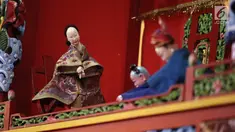 Pertunjukan wayang potehi di salah satu pusat perbelanjaan di Jakarta, Jumat (2/2). Pertunjukan ini didalangi oleh Subur asal Surabaya. (Liputan6.com/Arya Manggala)