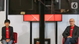 Presiden Direktur Bank OCBC NISP Parwati Surjaudaja dan Direktur Ka Jit saat konfrensi pers peluncuran Gerakan #MelajuJauh di Jakarta, Selasa (27/10/2020). Gerakan pada masa pandemi mengajak masyarakat memberikan dampak positif bagi keberlanjutan ekonomi dan sosial. (Liputan6.com/Fery Pradolo)