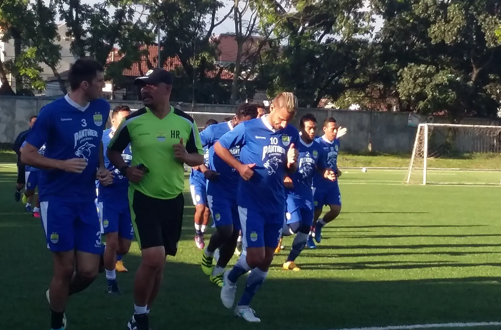 Persib bersama pelatih sementara, Herrie Setiawan, saat latihan, Kamis (10/8/2017), jelang keberangkatan ke Malang untuk melawan Arema. (Bola.com/Erwin Snaz)