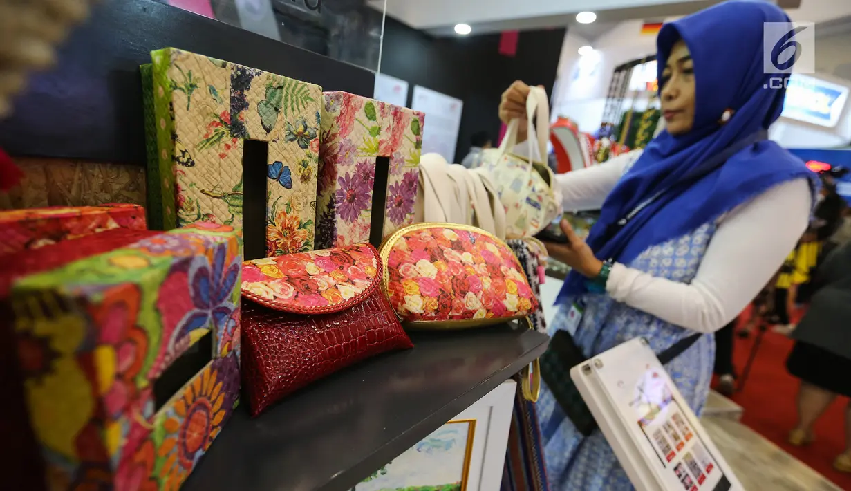 Pelaku usaha menengah merapikan kerajinan tas dan dompet UMKM Rumah Jahit Andira di booth Yayasan Dharma Bhakti Astra (YDBA) GIIAS 2019, ICE BSD Tangerang, Jumat (19/7/2019). YDBA mewadahi produk unggulan Women’s Corner dengan mengajak keterlibatan unsur lokal. (Liputan6.com/Fery Pradolo)