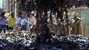Ribuan senjata di angkut menggunakan magnet untuk nantinya dimusnahkan di Santiago, Chile, Senin (18/1). 13.000 senjata dimusnahkan yang merupakan bagian dari program pengawasan senjata di Chile.  (REUTERS / Ivan Alvarado)