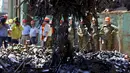 Ribuan senjata di angkut menggunakan magnet untuk nantinya dimusnahkan di Santiago, Chile, Senin (18/1). 13.000 senjata dimusnahkan yang merupakan bagian dari program pengawasan senjata di Chile.  (REUTERS / Ivan Alvarado)
