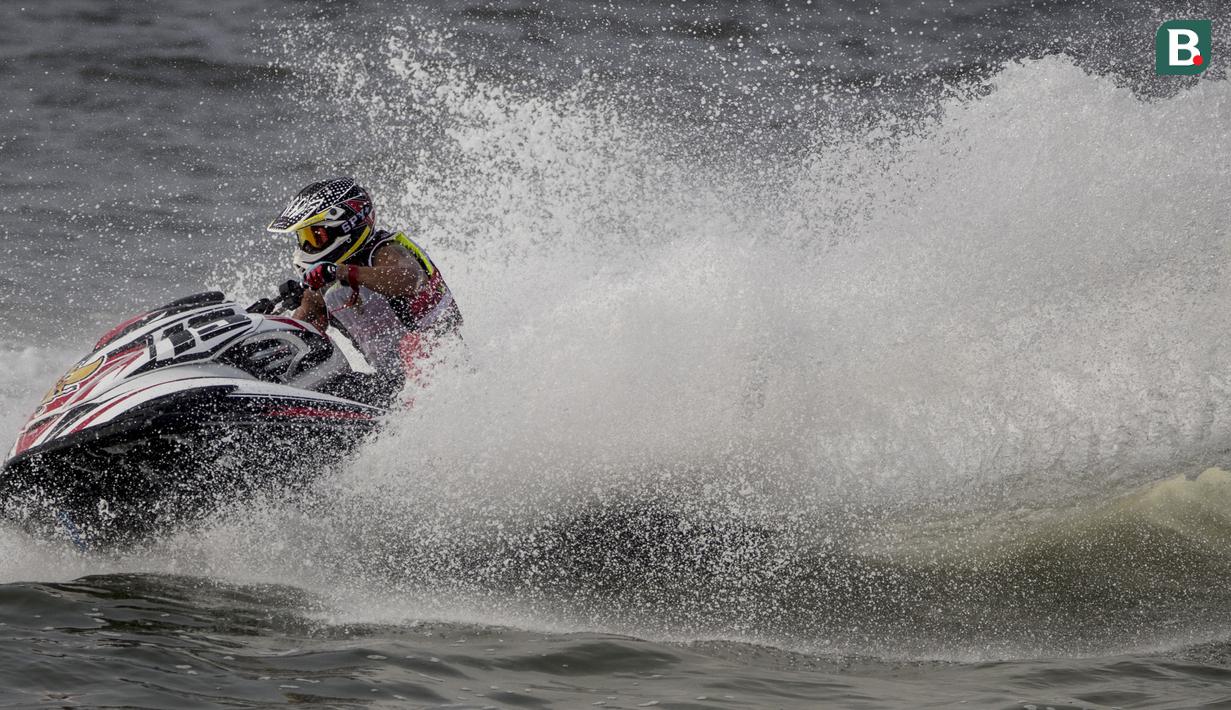 Atlet jetski Indonesia, Aero Sutan Aswar, saat beraksi pada Asian Games di Ancol, Jakarta, Kamis (23/8/2018). Aero Aswar finish kedua dengan jumlah poin 53. (Bola.com/Vitalis Yogi Trisna)