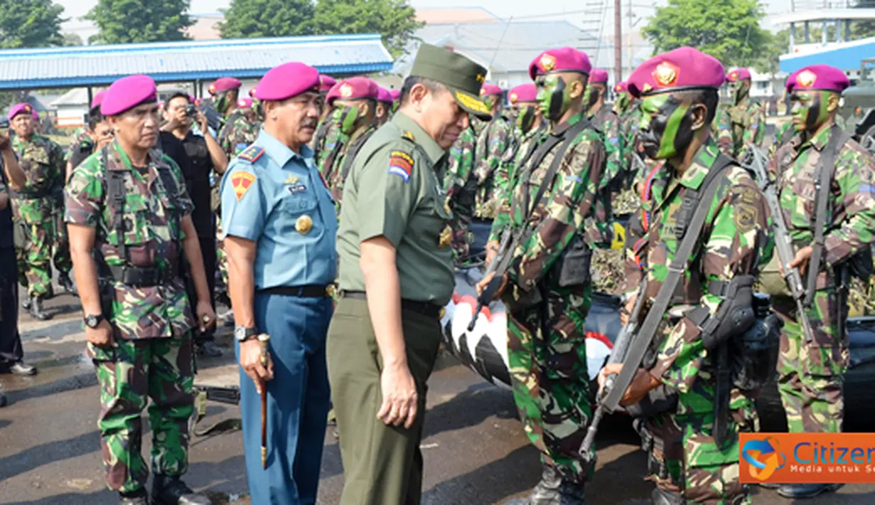 Citizen6, Surabaya: Kegiatan dilanjutkan pemeriksaan Pasukan oleh Kasum TNI Letjen TNI J. Suryo Prabowo dengan memeriksa kesenjataan Korps Marinir. (Pengirim: Budi Abdillah)