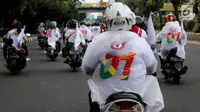 Relawan capres dan cawapres nomor urut 01 Joko Widodo atau Jokowi dan Ma'ruf Amin menggelar konvoi menuju lokasi debat Pilpres 2019 di Jakarta, Minggu (17/2). Massa memberi dukungan untuk Jokowi yang akan mengikuti debat. (Liputan6.com/JohanTallo)