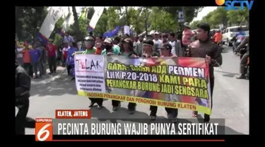 Peternak dan pecinta burung berkicau menggelar aksi di Depan Gedung DPRD karena tidak diijinkan masuk di gerbang kantor para wakil rakyat.