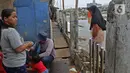 Pedagang melayani pembeli di kawasan Kampung Tembok, Muara Angke, Jakarta Utara, Rabu (4/3/2020). (Liputan6.com/Herman Zakharia)