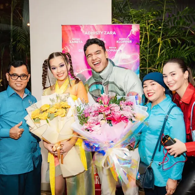 Fadly Faisal beri dukungan Rebecca Klopper di gala premiere Virgo and the Sparklings (Foto:@snap.fuel via Instagram fadlyfsl_)