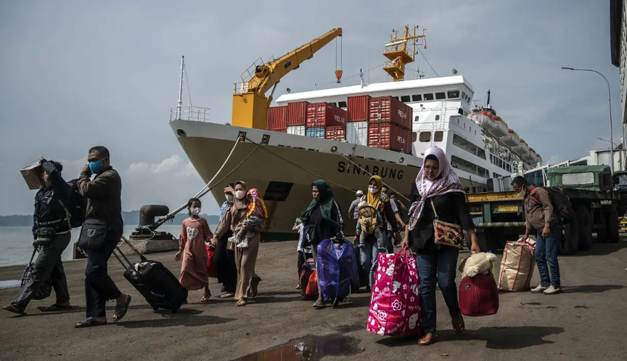 <p>Penumpang tiba di pelabuhan di Surabaya, Jawa Timur, Kamis (28/4/2022). Orang-orang melakukan perjalanan ke kota asalnya menjelang Idul Fitri yang menandai berakhirnya bulan suci Ramadhan. (Juni Kriswanto/AFP)</p>