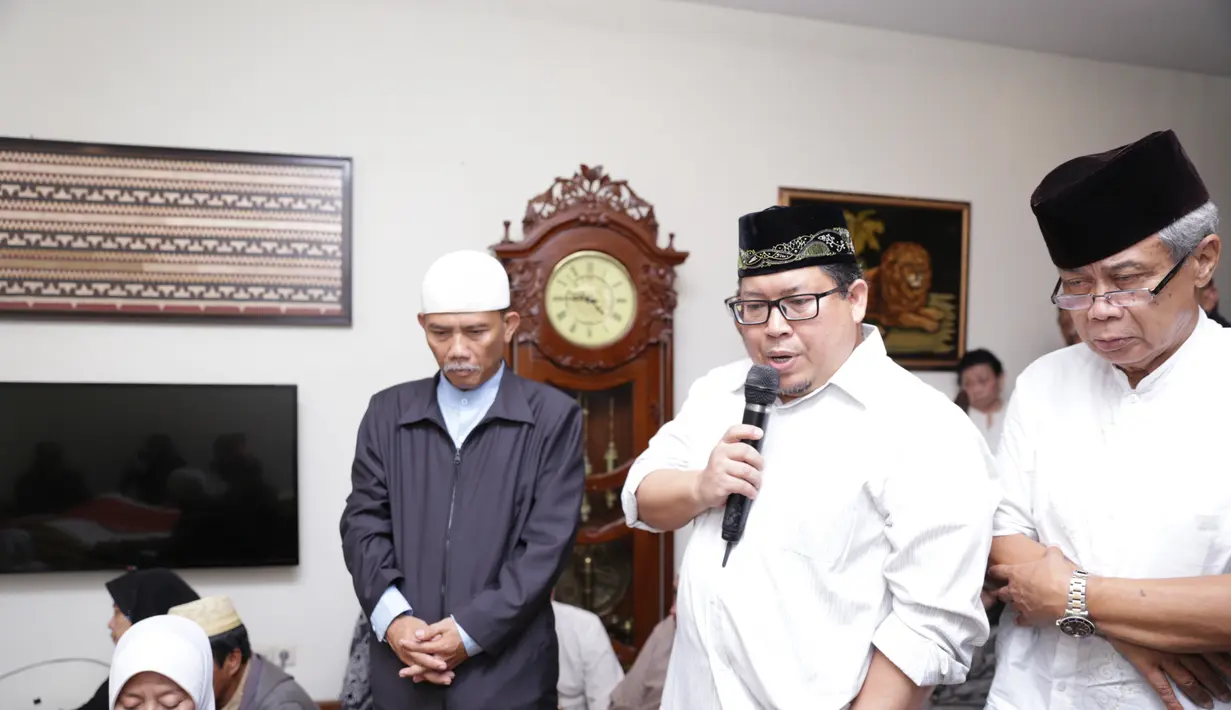 Acara pelepasan jenazah yang diwakili oleh pihak keluarga. Serta permohonan maaf bagi almarhum apabila mempunyai salah semasa hidupnya. (Adrian Putra/Bintang.com) 